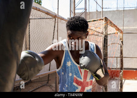 Boxer mit Boxsack training Stockfoto