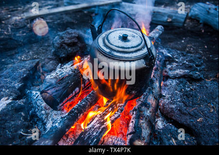 Kochendes Wasser Topf über einem offenen Feuer auf einem Campingplatz auf Tolbachik Vulkan, Kamtschatka, Russland Stockfoto