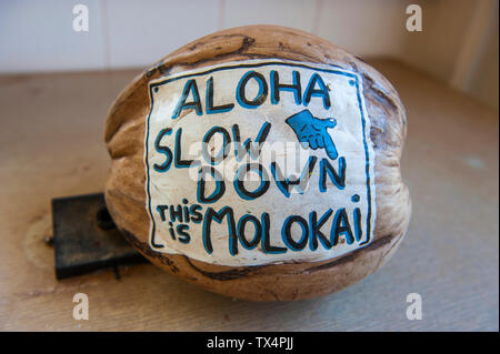 Hawaii, Insel Molokai, coconut Post, bunt bemalten Kokos, Post-A-Nut Stockfoto