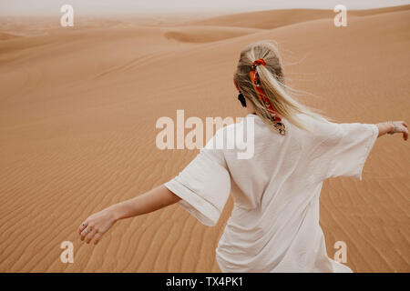 Vereinigte Arabische Emirate, Dubai, Lahbab Wüste, Frau Wandern in der Wüste Landschaft Stockfoto