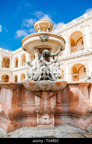 Italien, Marken, Loreto, Brunnen auf der Piazza della Madonna Stockfoto