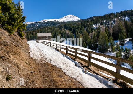 Österreich, Tirol, Ötztaler Alpen, Kaunertal, Naturpark Kaunergrat, Wanderweg im Winter Stockfoto