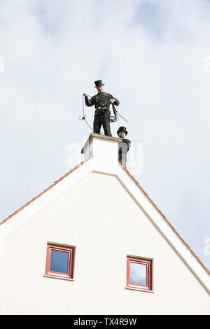 Zwei Schornsteinfeger Arbeiten am Haus Dach Stockfoto