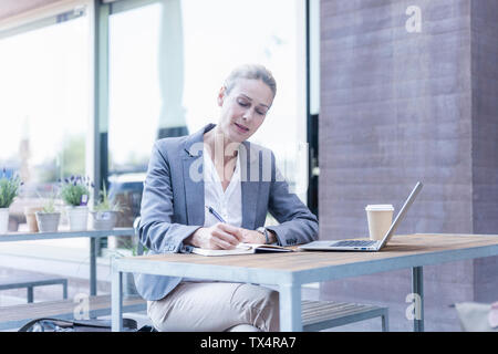 Geschäftsfrau, die Arbeit in einem Café im Freien Stockfoto