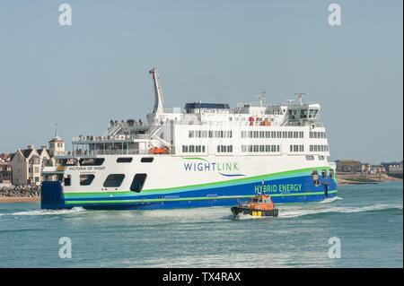 Portsmouth, Großbritannien - 1 April, 2019: wightlink's Flagship hybrid Energie Fähre, die die Naval Dockyard von Portsmouth, Großbritannien überschrift für die Isle of Wight Stockfoto