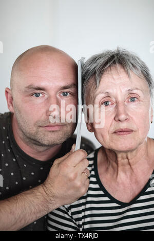 Portrait von erwachsenen Sohn mit Mutter Stockfoto