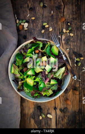 Verschiedene Blattsalat mit Avocado, gerösteten Samen, Mandeln und Sojabohnen Stockfoto