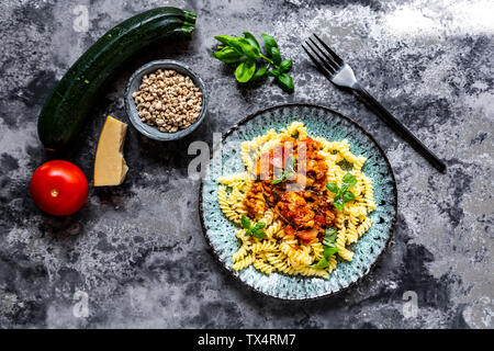 Spirelli mit vegetarische Bolognese, Sonnenblumen Hackfleisch, Zucchini, Tomaten, Parmesan und Basilikum Stockfoto