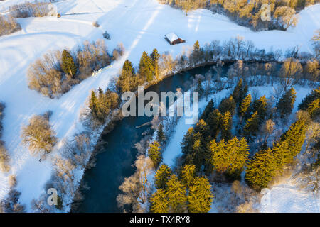 Deutschland, Bayern, Loisach River in der Nähe von Eurasburg im Winter, Luftaufnahme Stockfoto