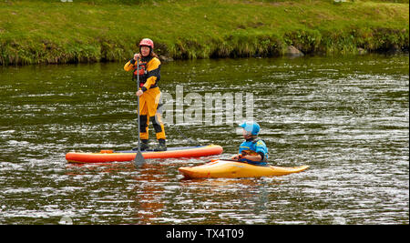 RIVER SPEY SCHOTTLAND PADDLE BOARD UND KAJAK AUF DEM WASSER Stockfoto