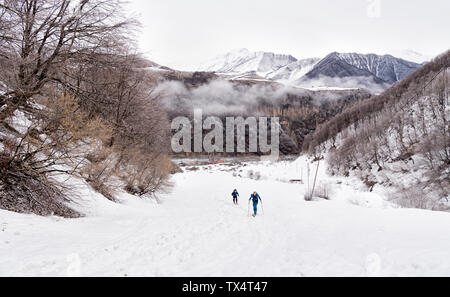 Georgien, Kaukasus, Gudauri, zwei Leute auf einer Skitour Stockfoto