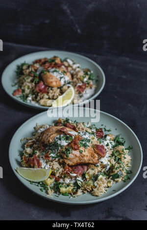 Cajun chicken mit Speck, Zucchini Zitrone Reis und Joghurt Sauce Stockfoto