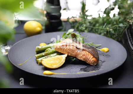 Gegrillter Lachs mit grünem Spargel. Eine elegante exquisite Gerichte. Stockfoto