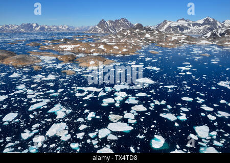 Grönland, Ostgrönland, Luftaufnahme der Insel Ammassalik Fjord mit Pack oder Treibeis Stockfoto