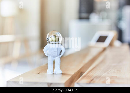 Miniatur astronaut Figürchen auf holzbank Stockfoto