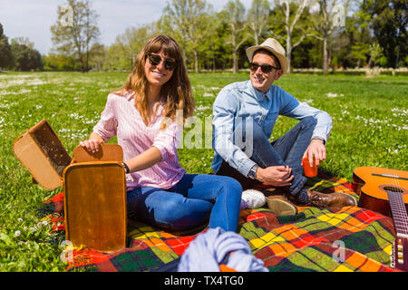 Junges Paar bei einem Picknick mit gesunden Lebensmitteln in einem Park Stockfoto