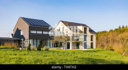 Deutschland, Nürtingen, moderne Einfamilienhäuser mit Solardach Stockfoto
