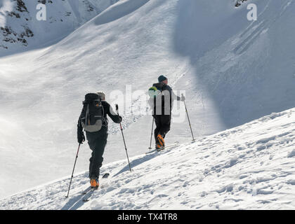 Georgien, Kaukasus, Gudauri, zwei Leute auf einer Skitour Stockfoto