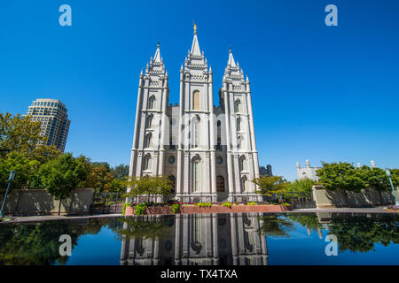 USA, Utah, Salt Lake City, Mormon Salt Lake City Tempel in einem kleinen Teich widerspiegelt Stockfoto