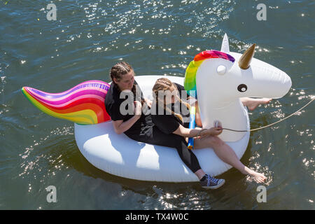 Spaß auf aufblasbaren Einhorn aufblasbare auf Dorset Beiboot Tag an Iford entlang des Flusses Stour zu Tuckton, Dorset UK gehen im Juni Stockfoto