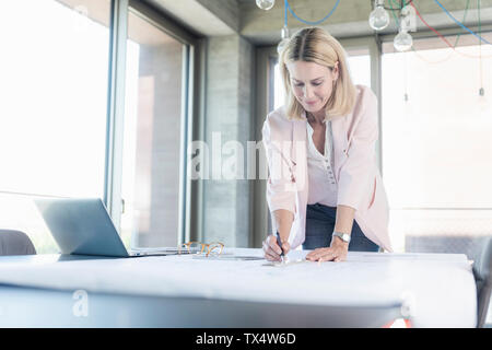 Geschäftsfrau im Konferenzraum im Büro Stockfoto