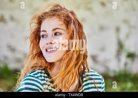 Porträt der rothaarige junge Frau mit Sommersprossen Stockfoto