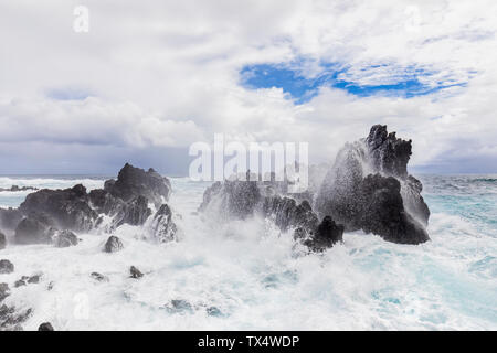 USA, Hawaii, Big Island, laupahoehoe Beach Park, Surf brechen an der felsigen Küste Stockfoto