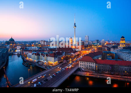 Deutschland, Berlin, Panorama mit Fernsehturm, Rotes Rathaus und die St.-Nikolaus-Kirche bei Sonnenuntergang Stockfoto