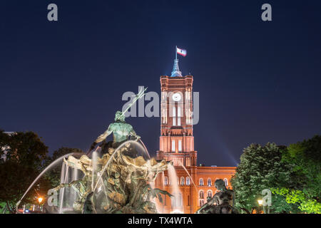 Deutschland, Berlin, Blick auf die beleuchteten Roten Rathaus und Neptun Brunnen bei Nacht Stockfoto