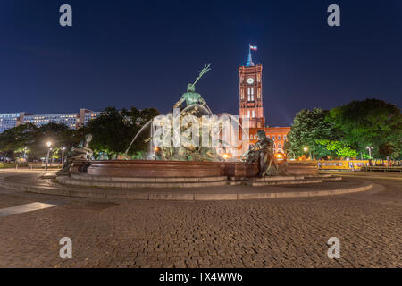 Deutschland, Berlin, Blick auf die beleuchteten Roten Rathaus und Neptun Brunnen bei Nacht Stockfoto