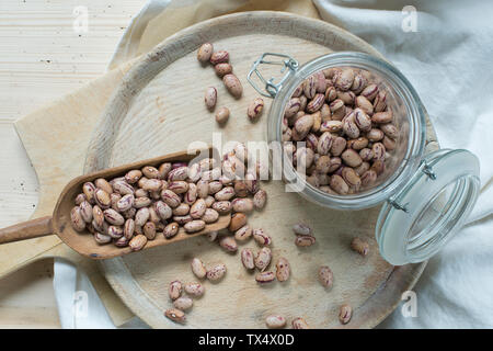 Borlotti Bohnen auf Holz- Hintergrund Stockfoto