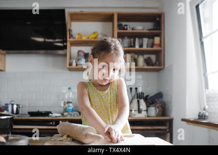 Portrait von lächelnden Mädchen kneten den Teig in der Küche Stockfoto