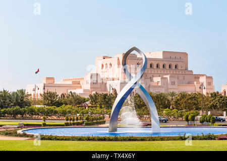 Bögen Brunnen vor der Royal Opera House Muscat, Muscat, Oman Stockfoto