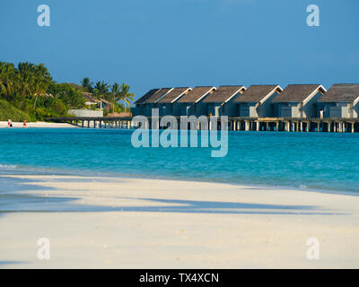 Malediven, Ross Atoll, Wasser Bungalows am Strand Stockfoto