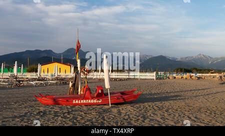 Ruhigen Abend am Strand von Marinella, Massa Carrara, Italien. Der Bademeister Boot und Bereich ist ebenfalls geschlossen. Die apuanischen Alpen sind hinter sich. Stockfoto