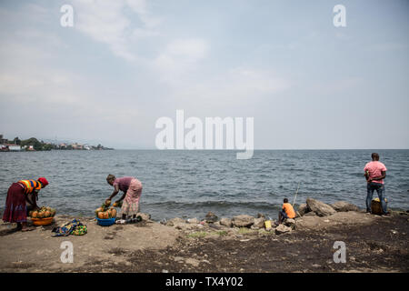 Goma, Nord-Kivu, Demokratische Republik Kongo. 15 Juni, 2019. Die Einheimischen an den Ufern des Kivu-sees in Goma, DR Kongo erlebt derzeit die zweite schlimmsten Ebola Ausbruch in der aufgezeichneten Geschichte. Mehr als 1.400 Menschen sind gestorben. Credit: Sally Hayden/SOPA Images/ZUMA Draht/Alamy leben Nachrichten Stockfoto