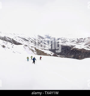 Georgien, Kaukasus, Gudauri, Leute auf einer Skitour zu Lomisi Kloster Stockfoto