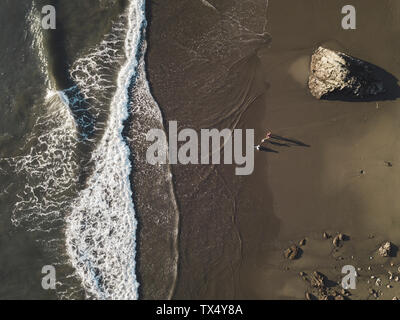 Familie am Strand, Luftaufnahme, Maluk, Sumbawa, Indonesien Stockfoto