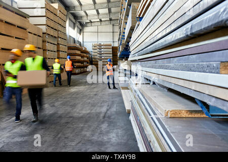 Arbeitnehmer, und Kisten in Werks- und Lagergebäude Stockfoto