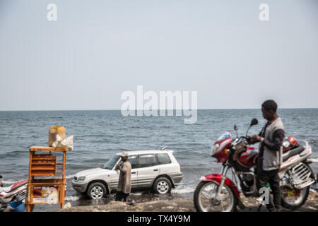 Goma, Nord-Kivu, Demokratische Republik Kongo. 15 Juni, 2019. Ein Auto und ein Motorrad an den Ufern des Lake Kivu in Goma, DR Kongo ist derzeit die zweite schlimmsten Ebola Ausbruch in der aufgezeichneten Geschichte erleben. Mehr als 1.400 Menschen sind gestorben. Credit: Sally Hayden/SOPA Images/ZUMA Draht/Alamy leben Nachrichten Stockfoto