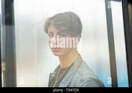 Porträt von einem blonden jungen Mann Stockfoto