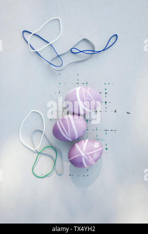 Eier mit Gummibändern und Lila natürliche Farbe gefärbt Stockfoto