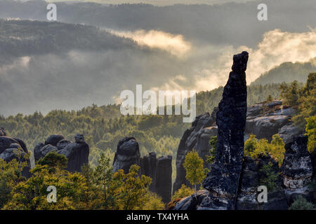 Deutschland, Sachsen, Elbsandsteingebirge, Felsen und Nadeln der Schrammsteine mit Hintergrundbeleuchtung Stockfoto