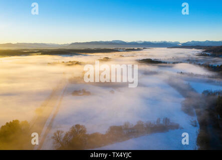 Deutschland, Bayern, Loisach, Sonnenaufgang über Winterlandschaft, Luftaufnahme Stockfoto