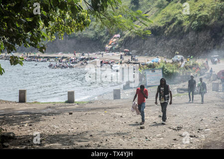 Goma, Nord-Kivu, Demokratische Republik Kongo. 15 Juni, 2019. Lokale Spaziergang, vorbei an den Ufern des Lake Kivu in Goma, DR Kongo erlebt derzeit die zweite schlimmsten Ebola Ausbruch in der aufgezeichneten Geschichte. Mehr als 1.400 Menschen sind gestorben. Credit: Sally Hayden/SOPA Images/ZUMA Draht/Alamy leben Nachrichten Stockfoto