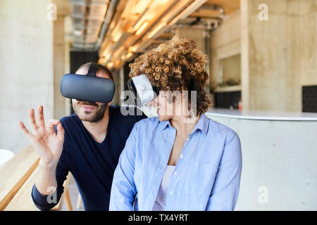 Mann und Frau tragen die VR Brille in modernen Büro Stockfoto