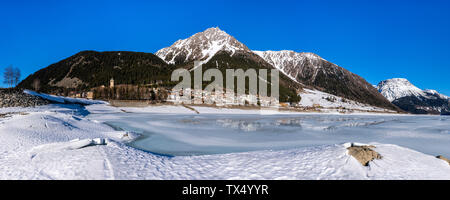 Italien, Vinschgau, Reschen, Lago di Resia im Winter Stockfoto