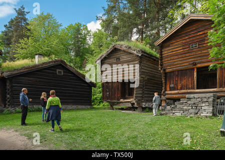 Touristen in der traditionellen Holz- Lagerhallen aus dem 18. und 19. Jahrhunderts im Norsk folkemuseum in Bygdøy, Oslo, Norwegen gelegen Stockfoto