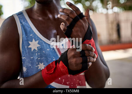 Nahaufnahme der Boxer Bandagen Anwendung Stockfoto