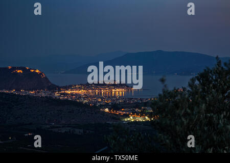 Griechenland, Nafplio, Stadtbild mit Festung Palamidi in der blauen Stunde Stockfoto